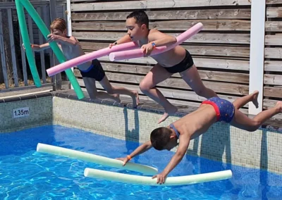 Ados avec des frites piscines