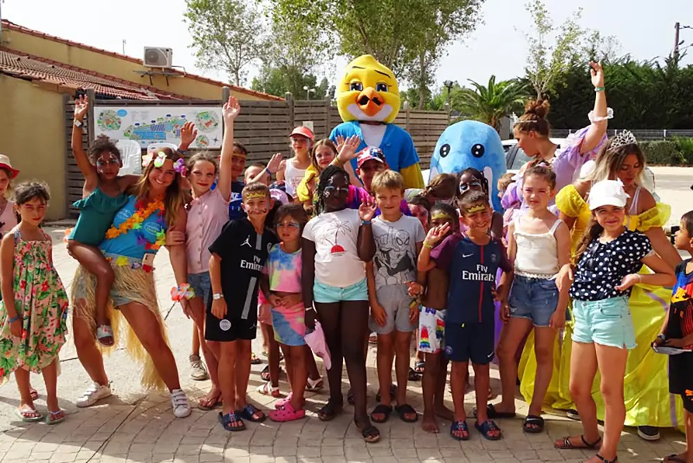 Photo de groupe club enfants avec les mascottes