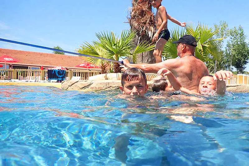 Enfants nageant piscine du parc sensation