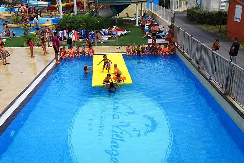 Enfant s'amusant dans une une piscine