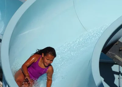 Petite fille Toboggan bleu