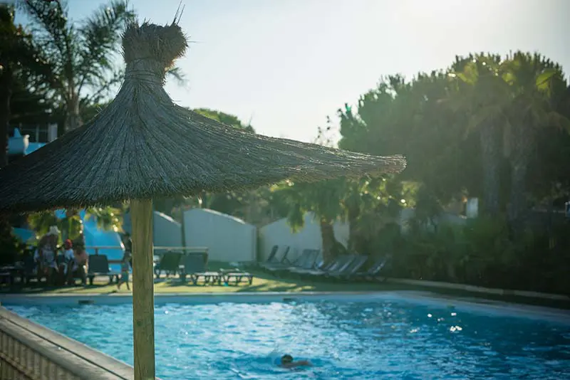 Parasol avec piscine chauffée