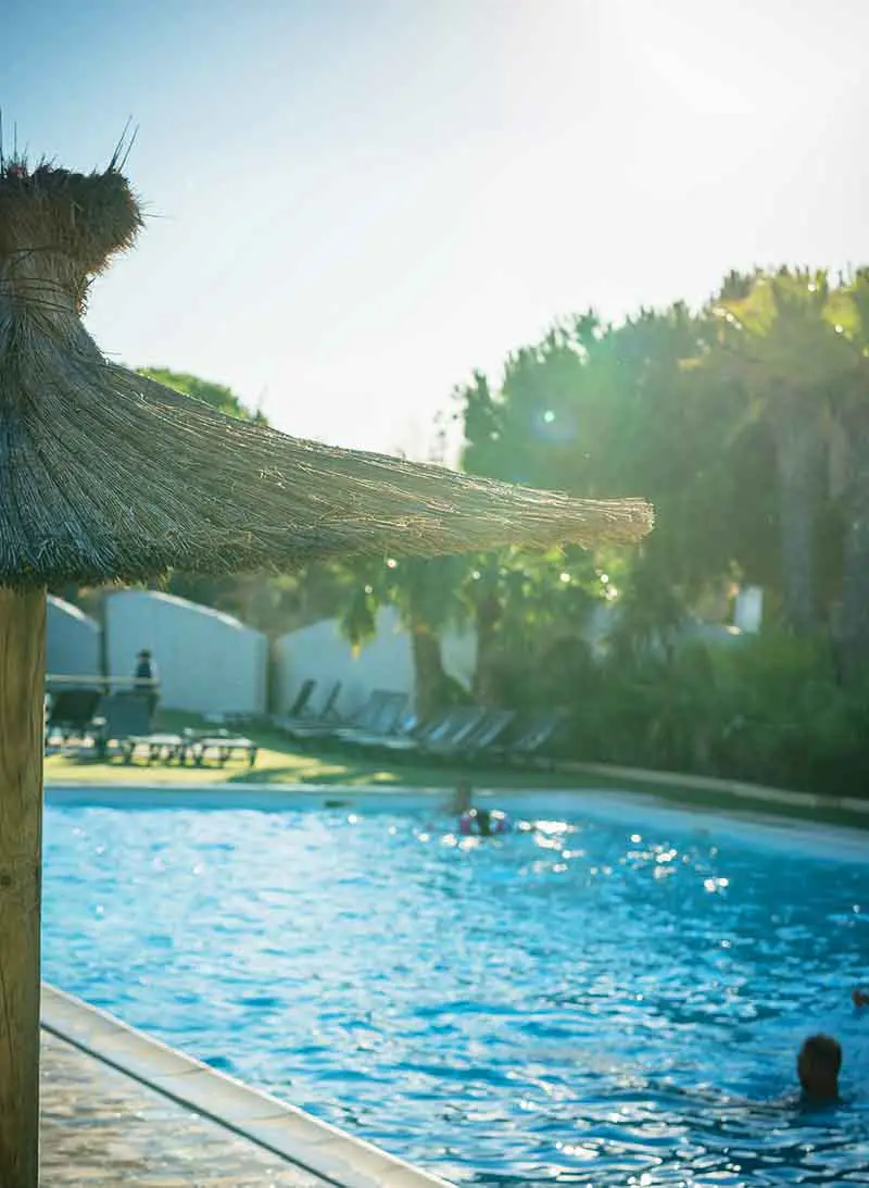 Parasol avec piscine chauffée