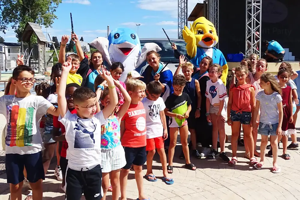 Photo de groupe club enfants avec les mascottes